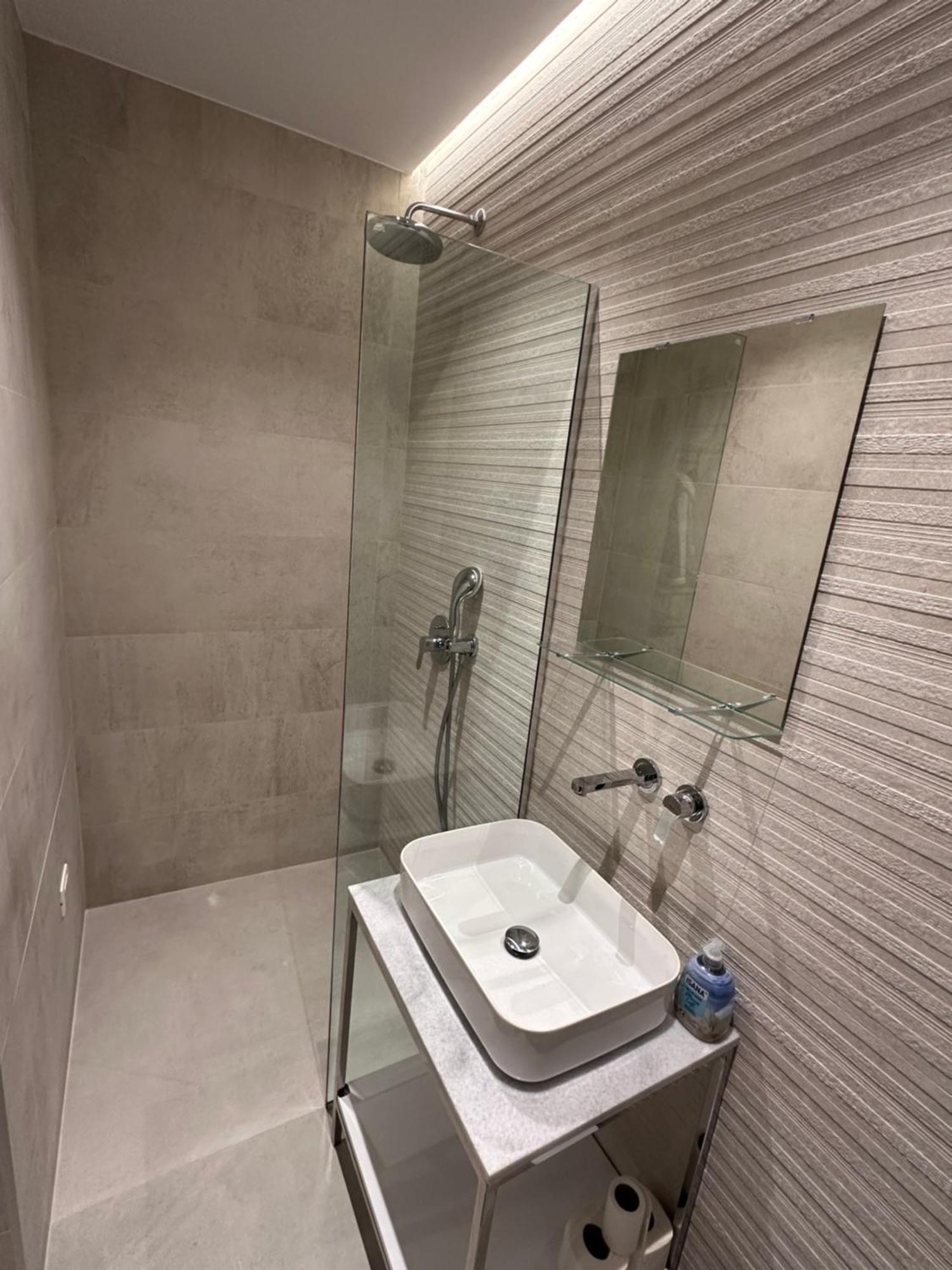 Amazon 8 Guesthouse Tirana Buitenkant foto