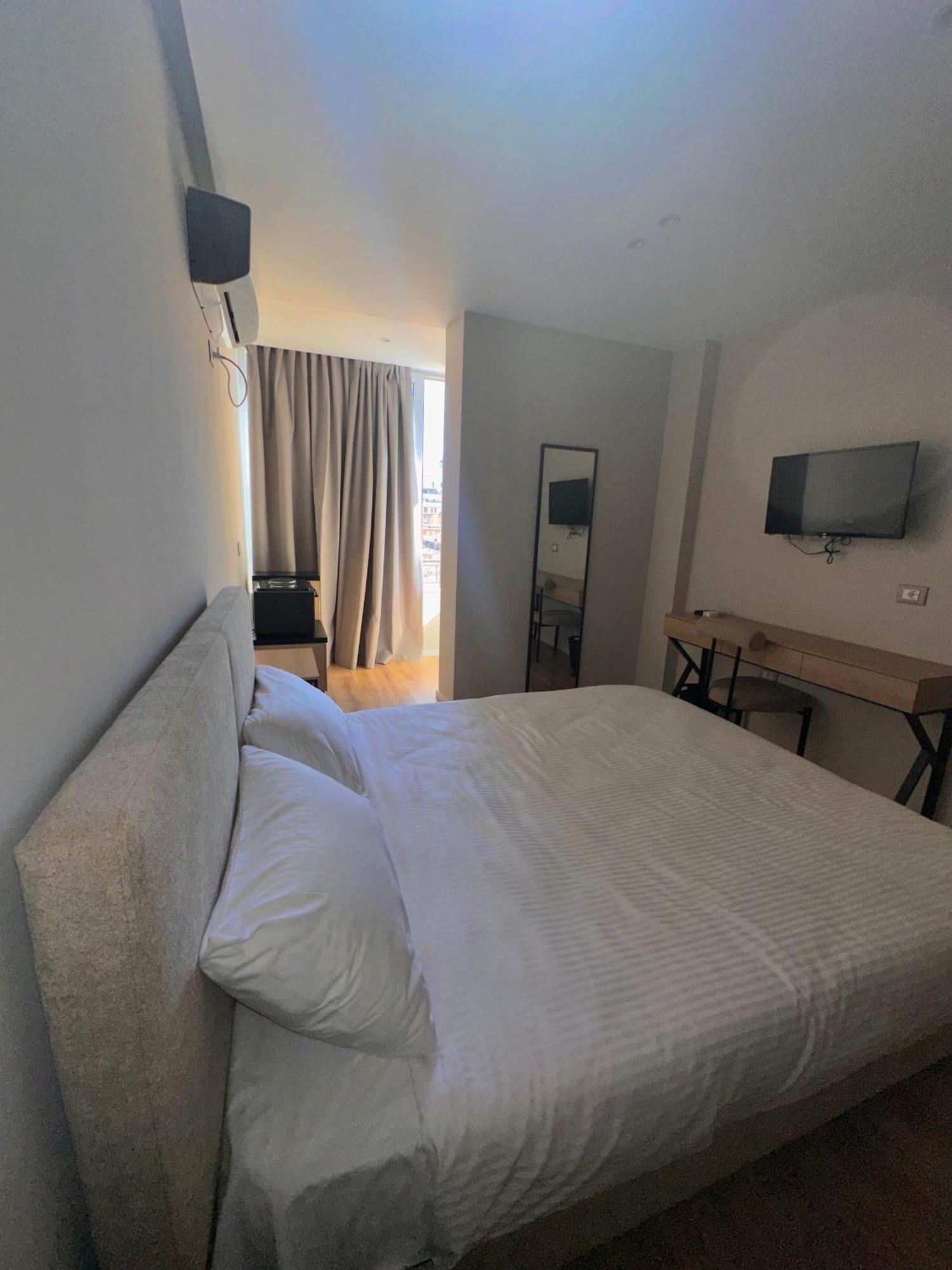 Amazon 8 Guesthouse Tirana Buitenkant foto