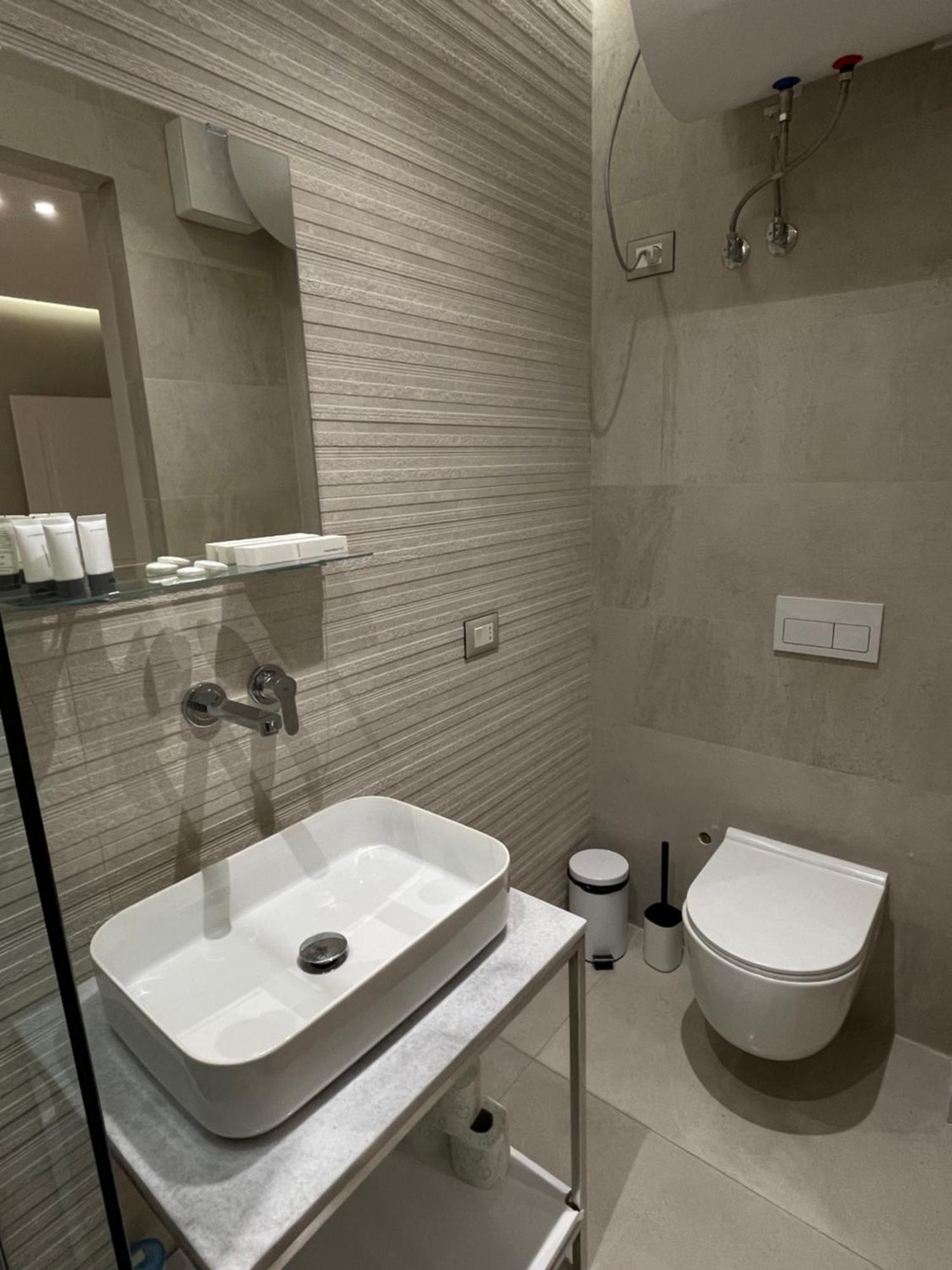 Amazon 8 Guesthouse Tirana Buitenkant foto